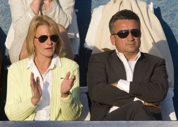 Dijana Đoković i Srđan Đoković gledaju Novakov meč.