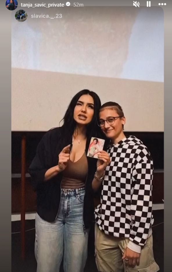 Tanja Savić pozira sa fanom