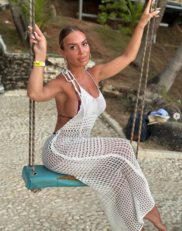 Ivana Iva Bojanović na ljuljašci na plaži