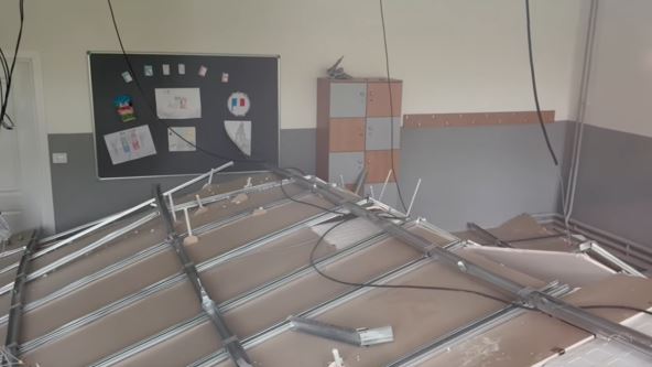 Srušen krov u osnovnoj školi.jpg