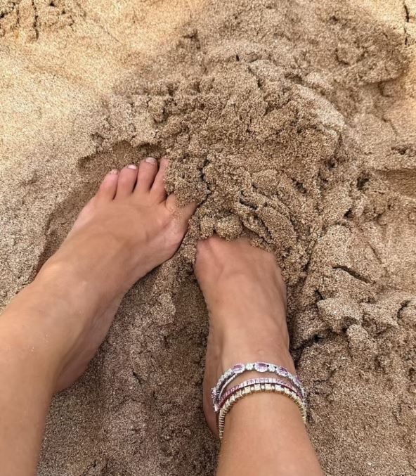 Kim Kardašijan nosi skup nakit na plaži