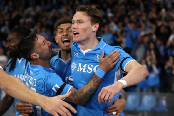 Skot Mektomini slavi gol u Napoliju