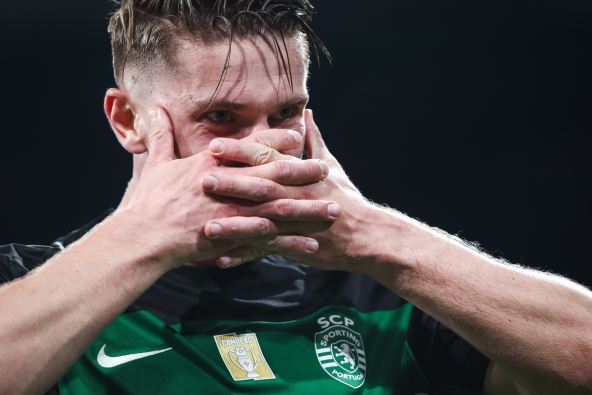 Viktor Đekereš sa rukom na licu slavi gol