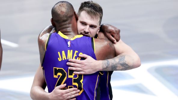 Lebron Džejms i Luka Dončić slave pobedu u Lejkersima