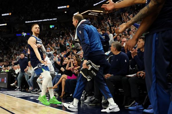 Donte Divinćenco slavi trojku protiv Lejkersa