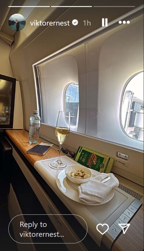 Viktor Živojinović Lepa Brena u avionu 6.jpg