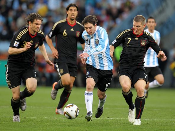 Lionel Mesi i Bastijan Švajnštajger u duelu 2010