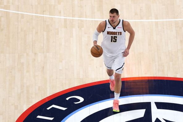 Nikola Jokić vodi loptu na utakmici Klipersi - Denver