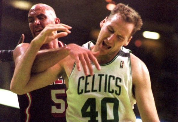 Dino Rađa u Boston Seltiksima protiv Meta Gajgera iz Majamija