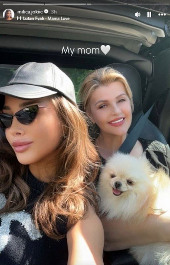 Milica Jokić pozira sa majkom