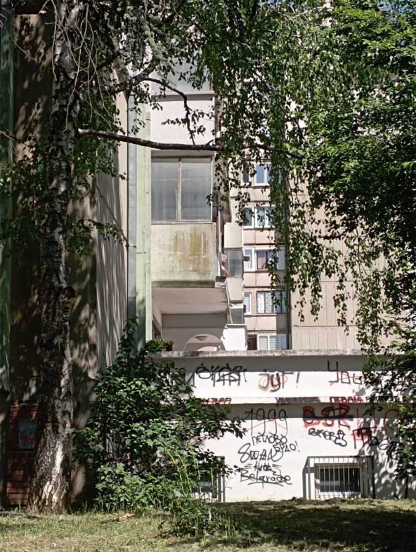 Muškarac u Rakovici izašao na terasu i preti (1).jpg