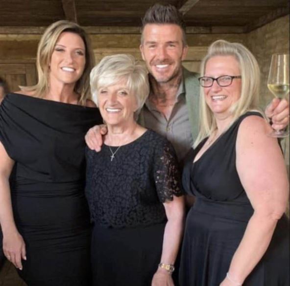 Dejvid Bekam sa sestrama i majkom