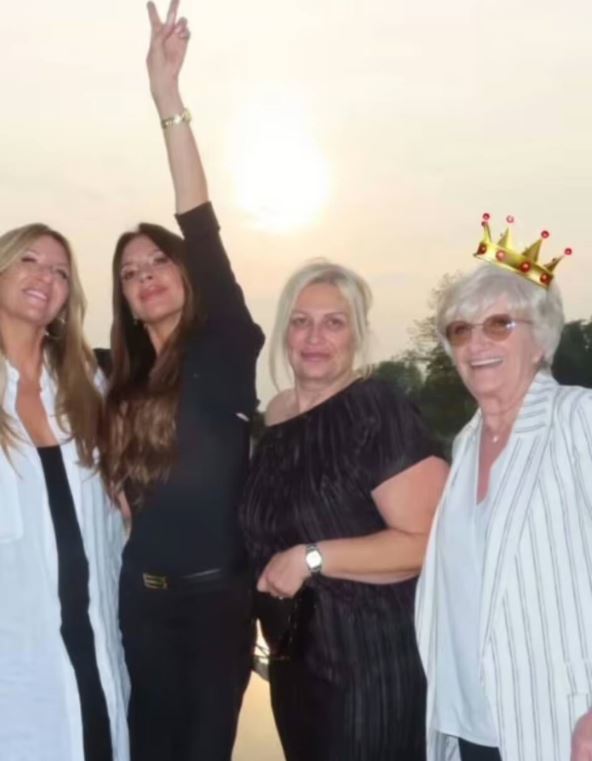 Viktorija Bekam sa Dejvidovim sestrama i majkom