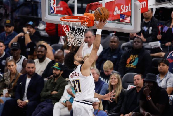 Džamal Marej polaže loptu u koš