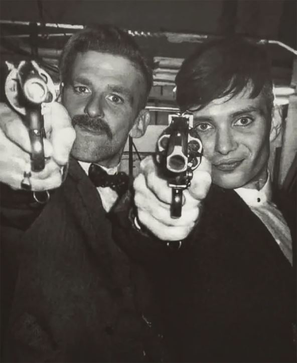 Pol Anderson i Kilijan Marfi sa pištoljima sa snimanja Peaky Blinders