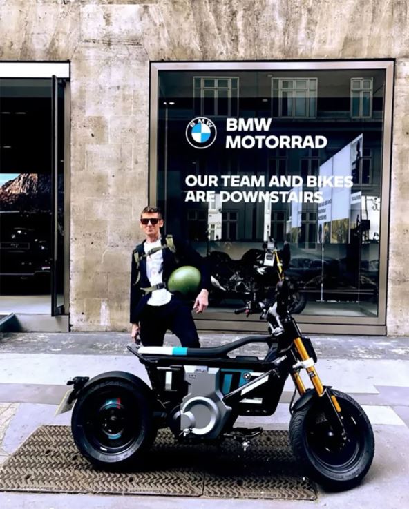 Pol Anderson sa motorom