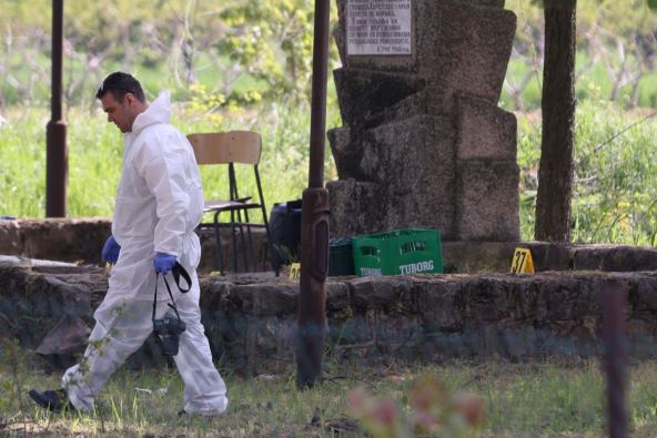 Lekar Hitne na mestu masakra u Mladenovcu (8).jpg