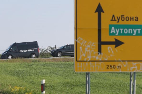 Lekar Hitne na mestu masakra u Mladenovcu (9).jpg