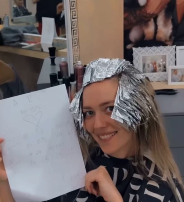 Misica Aleksanda Rutović kod frizera