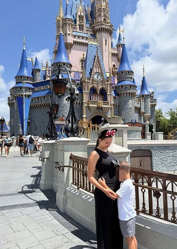 Aleksandra Prijović trudna sa sinom u Diznilendu