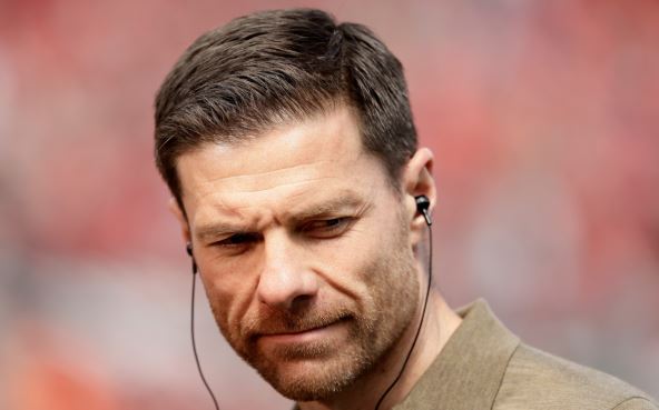 Ćavi Alonso daje intervju na utakmici Bajer Leverkuzena