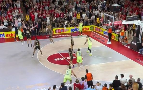 Kevin Panter promašuje šut za pobedu u plej-ofu