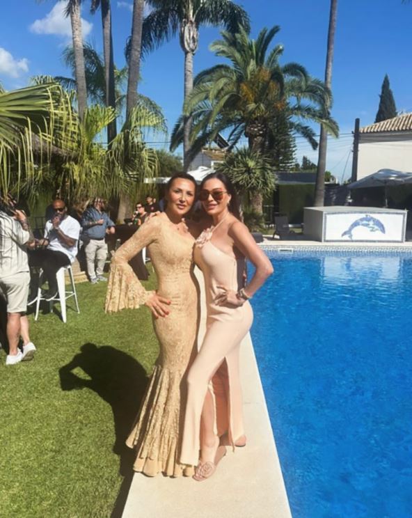 Olivera Gudelj i Ceca pored bazena u Sevilji za Đurđevdan