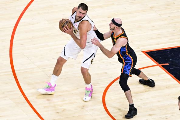 Nikola Jokić u duelu sa Aleksom Karuzom.