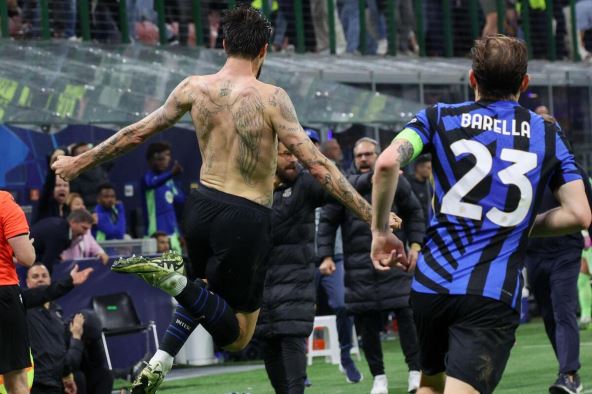 Frančesko Aćerbi slavi gol protiv Barselone