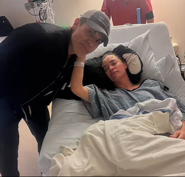 Tedi Melenkamp u bolnici sa bivšim suprugom