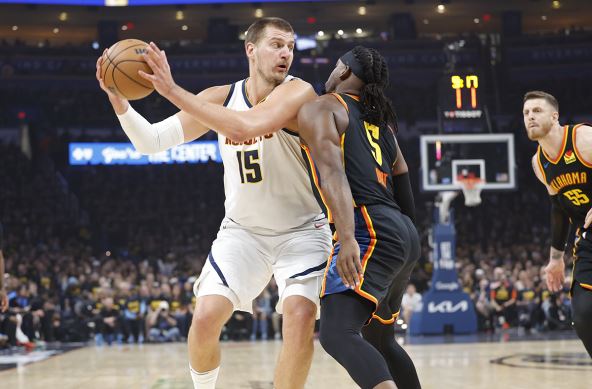 Nikola Jokić u duelu na meču Denvera i Oklahome.
