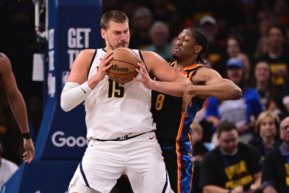 Nikola Jokić i Džejlen Vilijams na meču Oklahoma - Denver