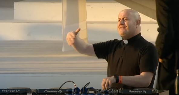 Padre Giljerme je i sveštenik i DJ