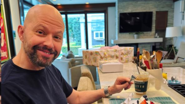 Džon Krajer iz Dva i po muškarca bez kose