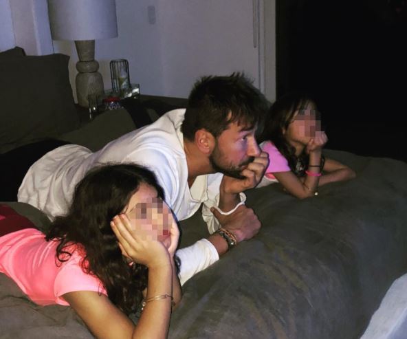 Marko Jarić sa ćerkama u sobi