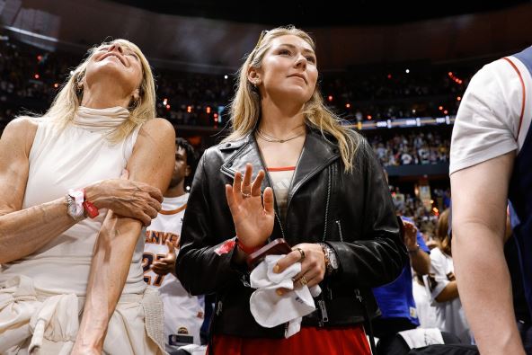 Mikejla Šifrin gleda Denver Oklahoma iz prvog reda