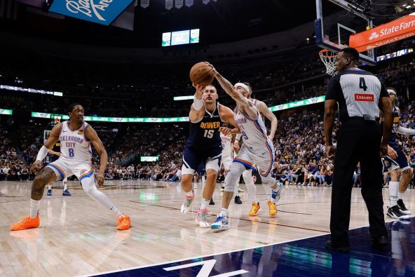 Nikola Jokić u duelu sa Aleksom Karuzom