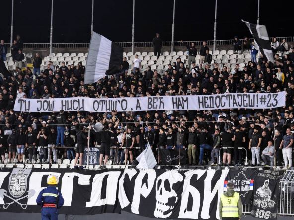 Poruka navijača Partizana Nemanji Nikoliću na meču protiv TSC.