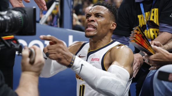 Rasel Vestbruk burno reaguje na utakmici Denvera