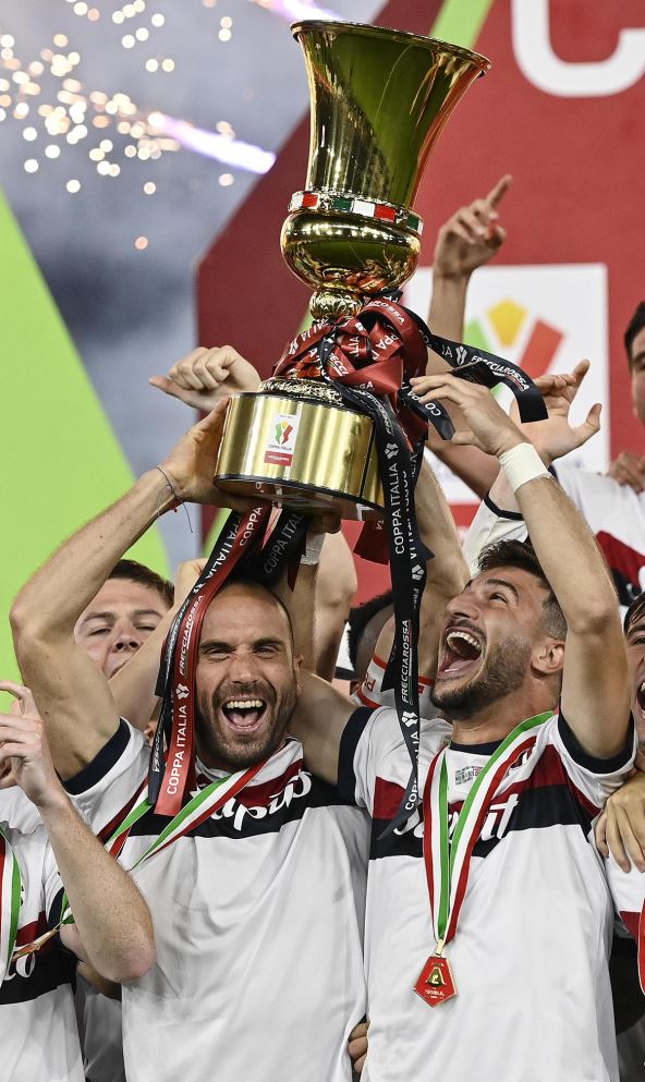 Rikardo Orsolini sa peharom Kupa Italije.