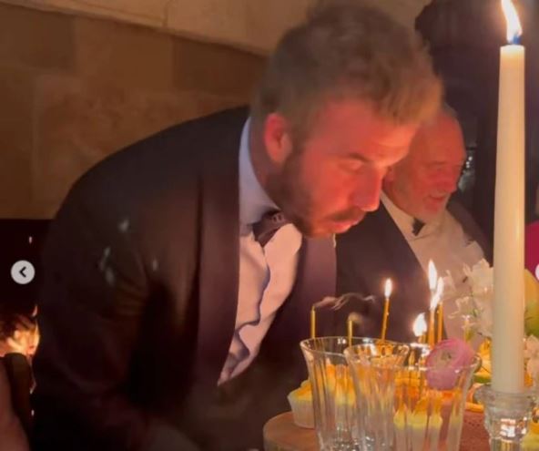 dEJVID bEKAM gasi svećice na rođendanskoj torti