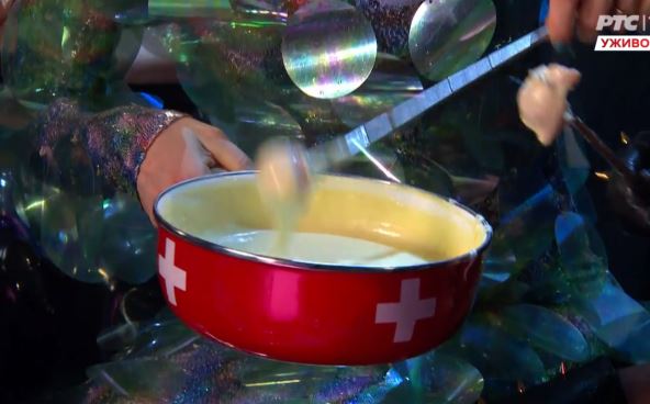 Prenos pesme evrovzije, voditeljka jede u programu