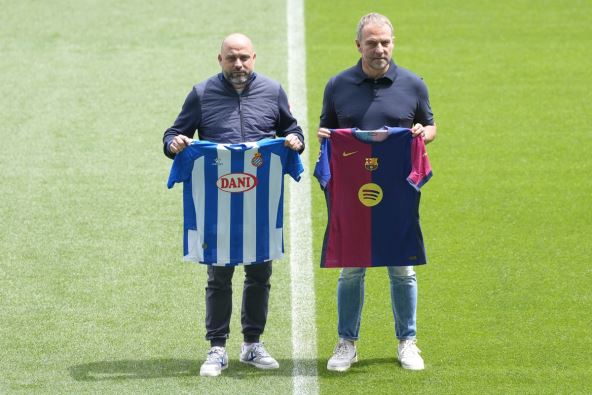 Hansi Flik i Manolo Gonzales sa dresovima na stadionu Espanjola