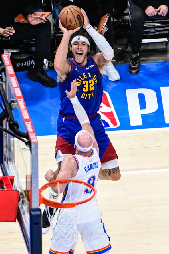 Eron Gordon daje koš protiv Oklahome