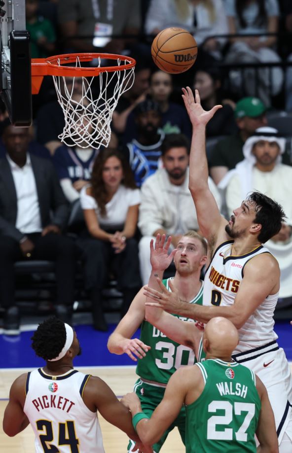 Dario Šarić daje koš protiv Boston Seltiksa