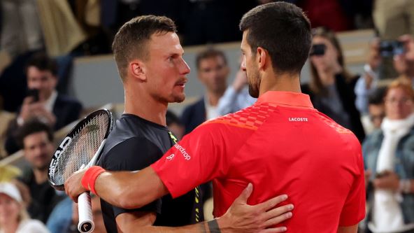 Marton Fučovič i Novak Đoković se pozdravljaju na mreži