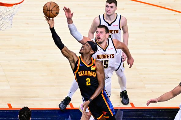 Šej Gildžus Aleksander i Nikola Jokić u duelu