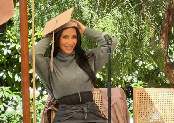 Kim je konačno diplomirala