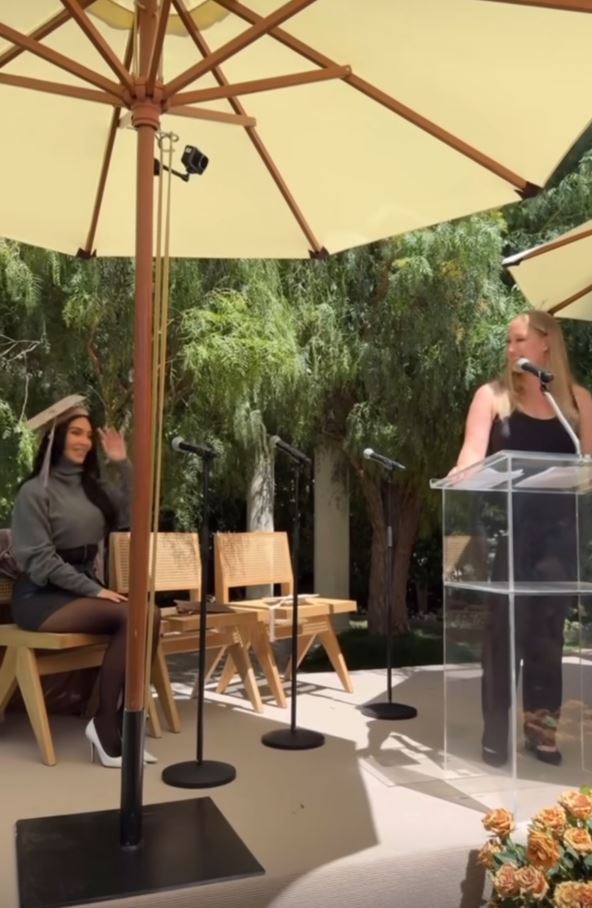 Kim na proslavi diplomiranja u dvorištu