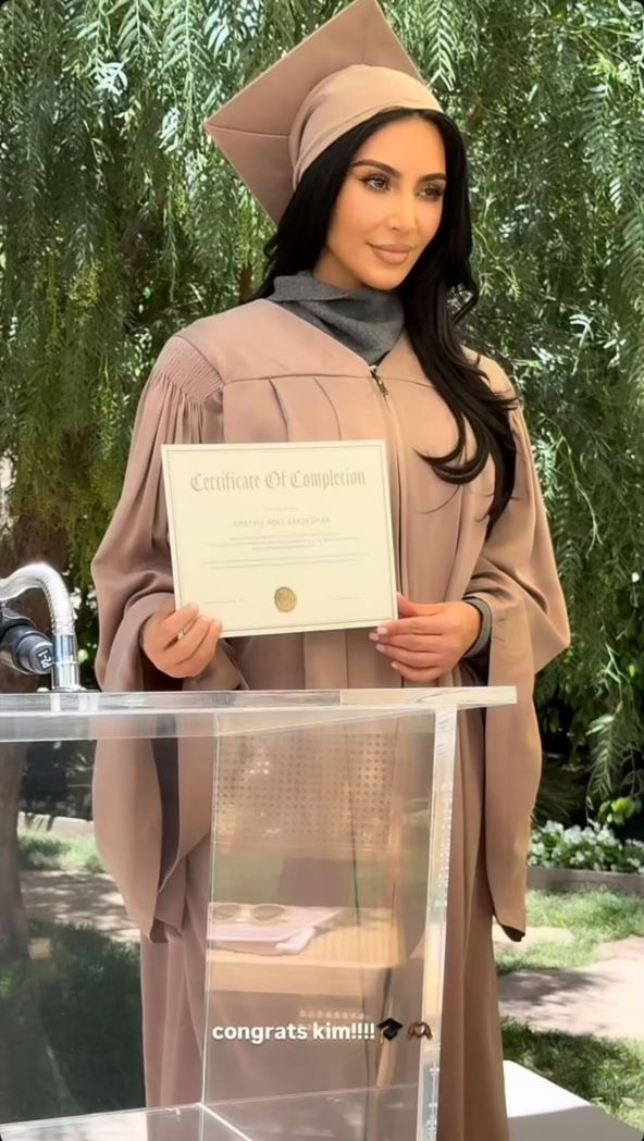 Kim K sa diplomom